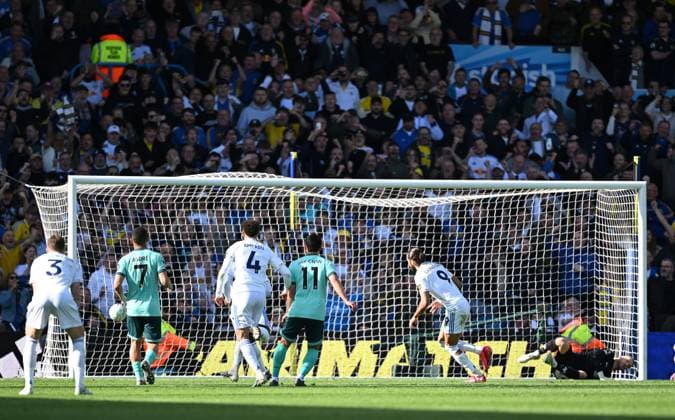 Dominic Calvert-Lewin of Leeds United scores the third goal 3-0 from the penalty Leeds United v Wolverhampton Wanderers, Premier League, Football, Elland Road, Leeds, UK - 18 Apr 2026Leeds Elland Road United Kingdom EDITORIAL USE ONLY No use with unauthorised audio, video, data, fixture lists, club league logos or live services. Online in-match use limited to 120 images, no video emulation. No use in betting, games or single club league player publications. Copyright: xGreigxCowie Shutterstockx 16832140bc