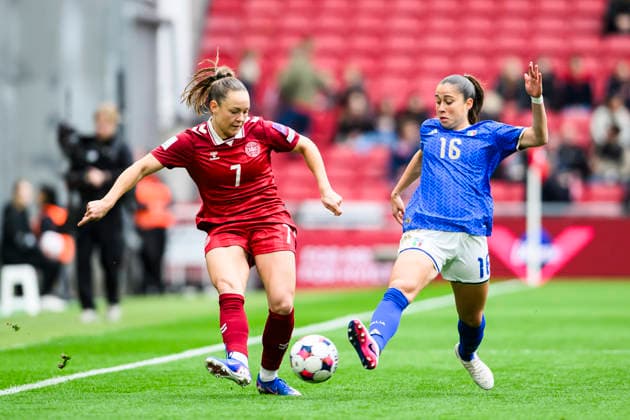 Womens international Denmark vs Italy 18 04 2026 7 DEN Janni Thomsen, 16 ITA Giulia Dragoni Womens international Denmark vs Italy 18 04 2026 Kobenhavn, Denmark 18 April, 2026 UK Women™s European Qualifiers Denmark vs Italy Women Kobenhavn Parken Denmark Copyright: xMichaelxBarrettxBoesenx
