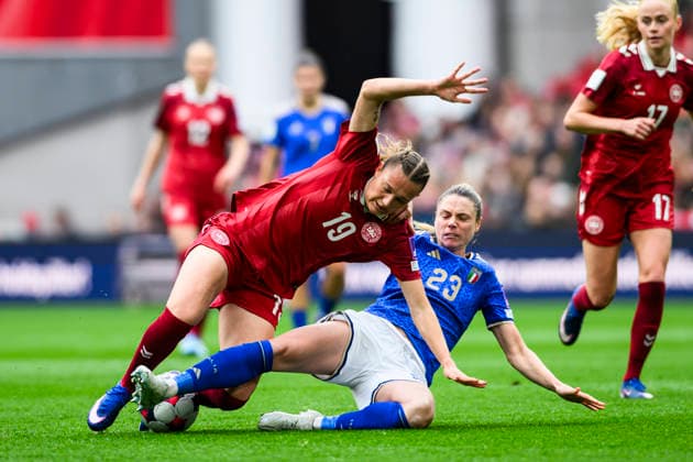 Womens international Denmark vs Italy 18 04 2026 19 DEN Cecilie Floe, 23 ITA Cecilia Salvai Womens international Denmark vs Italy 18 04 2026 Kobenhavn, Denmark 18 April, 2026 UK Women™s European Qualifiers Denmark vs Italy Women Kobenhavn Parken Denmark Copyright: xMichaelxBarrettxBoesenx
