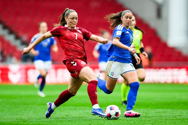 Womens international Denmark vs Italy 18 04 2026 7 DEN Janni Thomsen, 16 ITA Giulia Dragoni Womens international Denmark vs Italy 18 04 2026 Kobenhavn, Denmark 18 April, 2026 UK Women™s European Qualifiers Denmark vs Italy Women Kobenhavn Parken Denmark Copyright: xMichaelxBarrettxBoesenx
