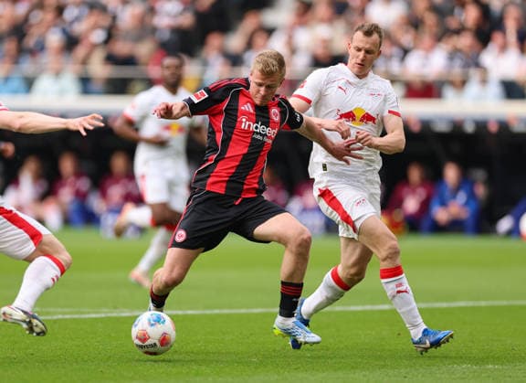 Sport Bilder des Tages 18.04.2026, Fussball Bundesliga, Eintracht Frankfurt - RB Leipzig, v.l., Jonathan Burkardt (Eintracht Frankfurt), Lukas Klostermann (RB Leipzig) DFL DFB REGULATIONS PROHIBIT ANY USE OF PHOTOGRAPHS AS IMAGE SEQUENCES AND OR QUASI-VIDEO. xdcx *** 18 04 2026, Soccer Bundesliga, Eintracht Frankfurt RB Leipzig, v l , Jonathan Burkardt Eintracht Frankfurt , Lukas Klostermann RB Leipzig DFL DFB REGULATIONS PROHIBIT ANY USE OF PHOTOGRAPHS AS IMAGE SEQUENCES AND OR QUASI VIDEO xdcx Copyright: HMBxMedia Claus