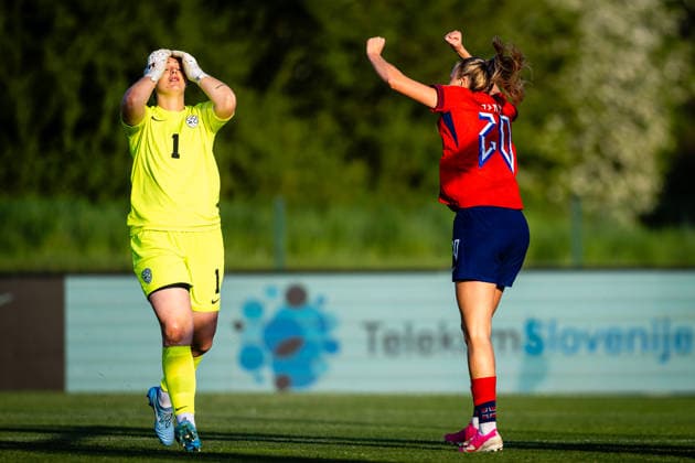 260418 Synne Sofie Kinden Jensen of Norway celebrates after scoring the 1 2 goal while goalkeeper Zala Mersnik of Slovenia looks dejected during the FIFA Women s World Cup Qualifier football match between Slovenia and Norway on April 18, 2026 in Ptuj Photo Marius Simensen BILDBYRAN COP 238 MM0066 bbeng dam depp fifa world cup qualifiers football fotball fotboll jubel landskamp norge norway slovenia slovenien soccer vm kvalik vm kvalifisering kvinner  Copyright: MARIUSxSIMENSEN BB260418ZN013