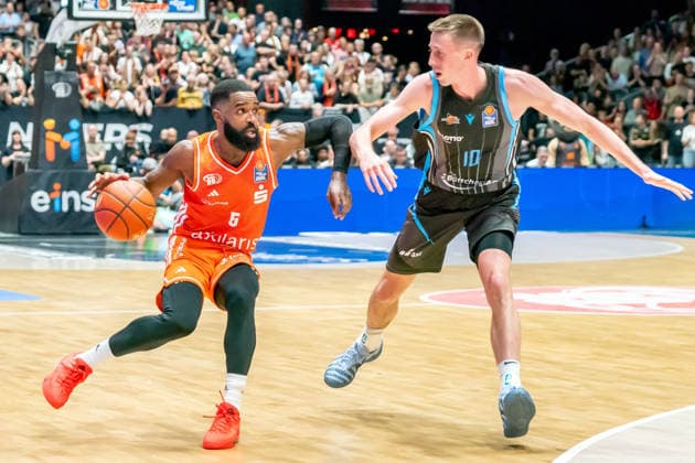 Chemnitz, Germany 18 April 2026 1 BBL 2025 2026 Sp 30 Niners Chemnitz vs Science City Jena In the picture from left in the duel Corey Davis 99 and Joe Wieskamp Jena Copyright: xFotostandx xNachtigallx