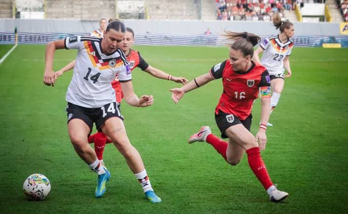 14 02 2026, Ried im Innkreis, AUT, On the road in Upper Austria, Football, FIFA World Cup Qualification Women, Austria vs. Germany, in the picture Annabel Schasching, AUT, Larissa Mühlhaus, DFB,