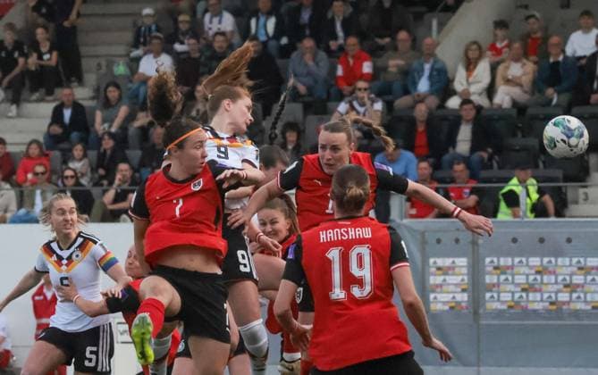 14 02 2026, Ried im Innkreis, AUT, On the road in Upper Austria, Football, FIFA World Cup Qualification Women, Austria vs. Germany, in the picture Melanie Brunntaler, AUT, Lea Schüller, Verena Hanshaw, AUT,