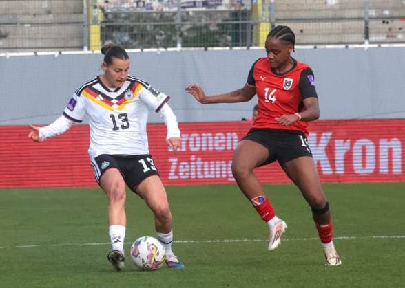 14 02 2026, Ried im Innkreis, AUT, On the road in Upper Austria, Football, FIFA World Cup Qualification Women, Austria vs. Germany, in the picture Sydney Lohmann, Julia Hickelsberger,