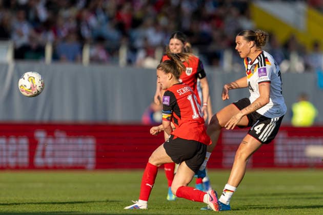 AUT, Ried im Innkreis, Fußball, Frauen WM Qualifikation, 4 Spieltag, Oesterreich vs Deutschland im Bild v l Annabel Schasching Austria 16 , Larissa Muehlhaus Germany 14 , Zweikampf 18 04 2026, BWT X Oberoesterreichische Arena Ried im Innkreis UEFA REGULATIONS PROHIBIT ANY USE OF PHOTOGRAPHS AS IMAGE SEQUENCES AND OR QUASI VIDEO, Copyright: HMBxMedia PaulxFritz