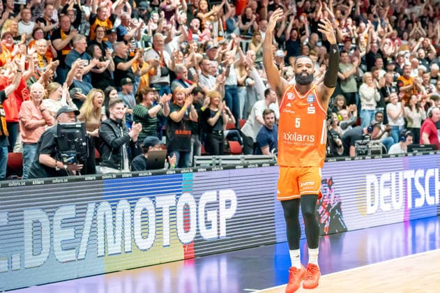 Chemnitz, Germany 18 April 2026 1 BBL 2025 2026 Sp 30 Niners Chemnitz vs Science City Jena In the picture Corey Davis 99 celebrates the home win in front of the fans in the fan block Copyright: xFotostandx xNachtigallx