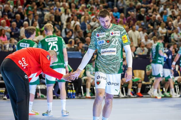 18 04 2026, xsscx, Handball, DHB Pokal Lidl Final4, TBV Lemgo Lippe Füchse Berlin, Saison 2025 2026 Herren, Lanxess Arena Dejan Milosavljev Füchse Berlin 96 is congratulated by Nejc Cehte Füchse Berlin 22 after a saved throw Photo xSandraxScherningxPressefotoKochx Nordrhein Westfalen Germany