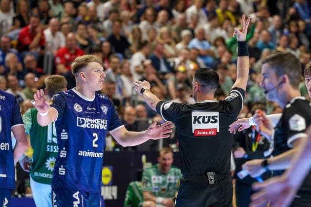 18 04 2026, xsscx, Handball, DHB Pokal Lidl Final4, TBV Lemgo Lippe Füchse Berlin, Saison 2025 2026 Herren, Lanxess Arena Lukas Hutecek TBV Lemgo Lippe 02 discusses with the referee Photo xSandraxScherningxPressefotoKochx Nordrhein Westfalen Germany