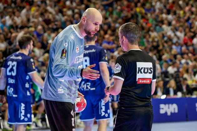 18 04 2026, xsscx, Handball, DHB Pokal Lidl Final4, TBV Lemgo Lippe Füchse Berlin, Saison 2025 2026 Herren, Lanxess Arena Urh Kastelic TBV Lemgo Lippe 99 discusses with the referee Photo xSandraxScherningxPressefotoKochx Nordrhein Westfalen Germany