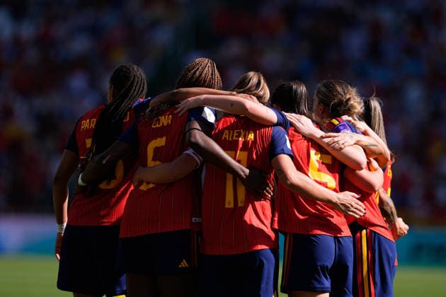 Sport Bilder des Tages April 18, 2026, Cordoba, Cordoba, Spain: Maria Mendez of Spain celebrates a goal with teammates during the European WomenÃ¢â‚¬â ¢s qualifiers for the FIFA WomenÃ¢â‚¬â ¢s World Cup 2027, League Phase MD4, football match played between Spain and Ukraine at Bahrain Victorious Nuevo Arcangel stadium on April 18, 2026, in Cordoba, Spain. Cordoba Spain - ZUMAa181 20260418_zaa_a181_118 Copyright: xDennisxAgyemanx