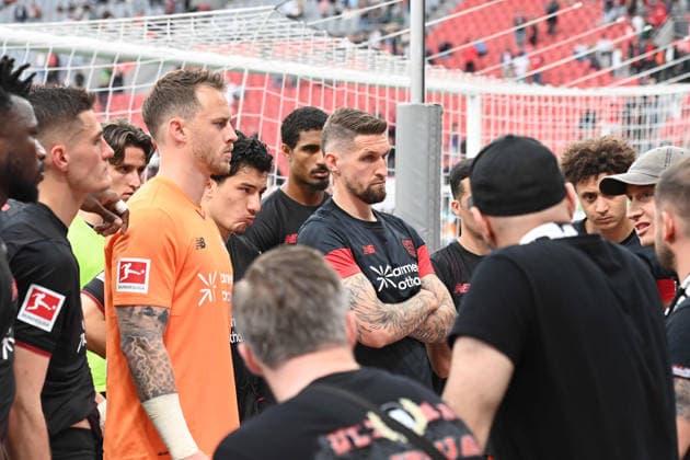 Sport Bilder des Tages Spieler von Bayer Leverkusen im Gespraech mit den Fans, Patrik SCHICK (LEV) , Torwart Mark FLEKKEN (LEV) ,Robert ANDRICH (LEV), Enttaeuschung, enttaeuscht, Frust, niedergeschlagen, Fussball 1. Bundesliga, 30.Spieltag, matchday30, Bayer Leverkusen (LEV) - FC Augsburg (A) 1-2 am 18.04.2026 in Leverkusen Deutschland. DFL regulations prohibit any use of photographs as image sequences and or quasi-video Ã‚Â *** Bayer Leverkusen players talking to the fans, Patrik SCHICK LEV , Goalkeeper Mark FLEKKEN LEV ,Robert ANDRICH LEV , Disappointment, disappointed, frustration, dejected, Soccer 1 Bundesliga, 30 Matchday, matchday30, Bayer Leverkusen LEV FC Augsburg A 1 2 on 18 04 2026 in Leverkusen Germany DFL regulations prohibit any use of photographs as image sequences and or quasi video ÃÂ
