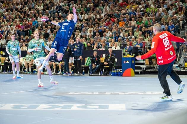 Leve Carstensen, Aussen TBV Lemgo Lippe 21 , Dejan Milosavljev, Goalkeeper, Fuechse Berlin 96 , TBV Lemgo Lippe vs Fuechse Berlin, DHB Pokal Maenner, Herren, 5 Spieltag, Halbfinale, Daikin HBL, Lidl Final 4, 18 04 2026 Köln NRW Germany Copyright: xkolbert-press MartinxWdziecznyx