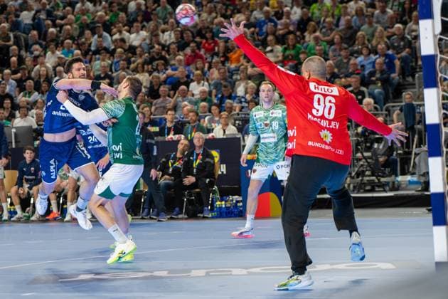 Tim Suton, backcourt TBV Lemgo Lippe 23 , Dejan Milosavljev, goalkeeper, Fuechse Berlin 96 , TBV Lemgo Lippe vs Fuechse Berlin, DHB Pokal Maenner, Herren, 5 Spieltag, Halbfinale, Daikin HBL, Lidl Final 4, 18 04 2026 Köln NRW Germany Copyright: xkolbert-press MartinxWdziecznyx