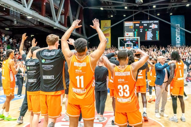 Chemnitz, Germany 18 April 2026 1 BBL 2025 2026 Sp 30 Niners Chemnitz vs Science City Jena In the picture the Chemnitz team celebrates the home win with the fans in the fan block Copyright: xFotostandx xNachtigallx