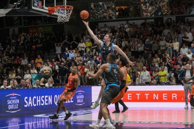 easyCredit Basketball Bundesliga, Matchday 30, Niners Chemnitz Science City Jena 18 04 2026 from 16 00 h Chemnitz, Chemnitz Arena In the photo Lorenz Bank 25 , Eric Washington 33 , Chris Carter 5 easyCredit Basketball Bundesliga, Matchday 30, Niners Chemnitz Science City Jena Chemnitz Saxony Germany Copyright: xEHLxMedia MichelxKöhlerx 202602003-Niners Chemnitz-Science City Jena_079