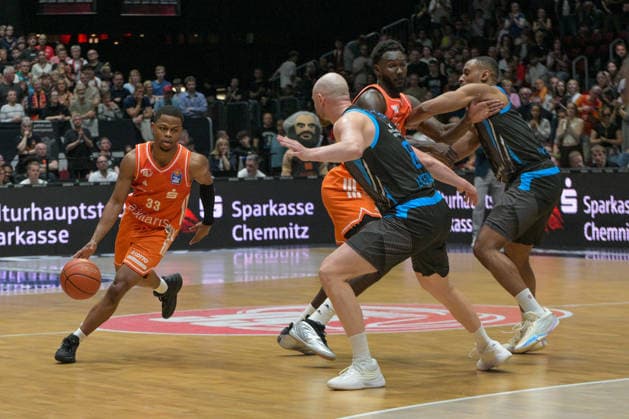 easyCredit Basketball Bundesliga, Matchday 30, Niners Chemnitz Science City Jena 18 04 2026 from 16 00 h Chemnitz, Chemnitz Arena In the photo Eric Washington 33 , Robin Christen 8 easyCredit Basketball Bundesliga, Matchday 30, Niners Chemnitz Science City Jena Chemnitz Saxony Germany Copyright: xEHLxMedia MichelxKöhlerx 202602003-Niners Chemnitz-Science City Jena_080