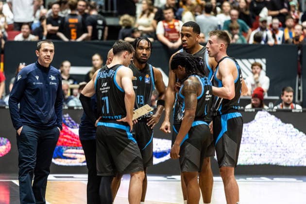 GER, easy Credit Basketball Bundesliga, 23 Spieltag, Niners Chemnitz Science City Jena 18 04 2026, Messe, Chemnitz, GER, easy Credit Basketball Bundesliga, 23 Spieltag, Niners Chemnitz Science City Jena Mike Taylor Head Coach , Science City Jena talks to his players Photo Alexander Trienitz Chemnitz Messe Sachsen Germany