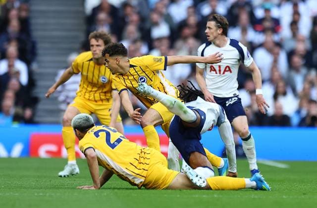 Sport Bilder des Tages Diego Gomez of Brighton & Hove Albion injured after a tackle from Destiny Udogie of Tottenham Hotspur Tottenham Hotspur v Brighton and Hove Albion, Premier League, Football, Tottenham Hotspur Stadium, London, UK - 18 Apr 2026London Tottenham Hotspur Stadium United Kingdom EDITORIAL USE ONLY No use with unauthorised audio, video, data, fixture lists, club league logos or live services. Online in-match use limited to 120 images, no video emulation. No use in betting, games or single club league player publications.  Copyright: xMichaelxZemanek Shutterstockx 16832172u