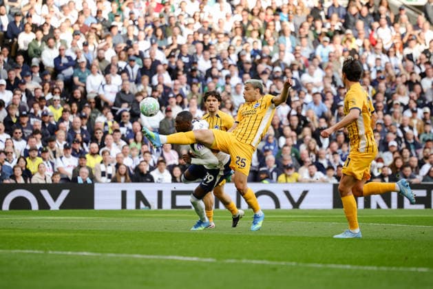 Premier League 2025 26 Tottenham Hotspur v Brighton and Hove Albion Tottenham Hotspur Stadium 18.04.2026 Diego G¿mez of Brighton and Hove Albion and Randal Kolo Muani of Tottenham Hotspur Premier League 2025 26 Tottenham Hotspur v Brighton and Hove Albion Tottenham Hotspur Stadium 18.04.2026 Photograph By Marc Aspland The Times  Copyright: xMarcxAsplandx NINTCHDBPICT001074478124