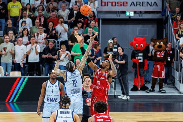 Michale Kyser EWE Baskets Oldenburg, 12 , Clemens Fritz Referee , Ejiofor Onu BMA365 Bamberg Baskets, 35 , BMA365 Bamberg Baskets vs EWE Baskets Oldenburg, Basketball, easyCredit BBL, Matchday 30, 18 04 2026 BMA365 Bamberg Baskets vs EWE Baskets Oldenburg, Basketball, easyCredit BBL, Matchday 30, 18 04 2026 Bamberg Copyright: xEibner-Pressefoto G.xSantemizx EP_EER