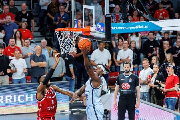 Ejiofor Onu BMA365 Bamberg Baskets, 35 , Brian Fobbs EWE Baskets Oldenburg, 04 , BMA365 Bamberg Baskets vs EWE Baskets Oldenburg, Basketball, easyCredit BBL, Matchday 30, 18 04 2026 BMA365 Bamberg Baskets vs EWE Baskets Oldenburg, Basketball, easyCredit BBL, Matchday 30, 18 04 2026 Bamberg Copyright: xEibner-Pressefoto G.xSantemizx EP_EER