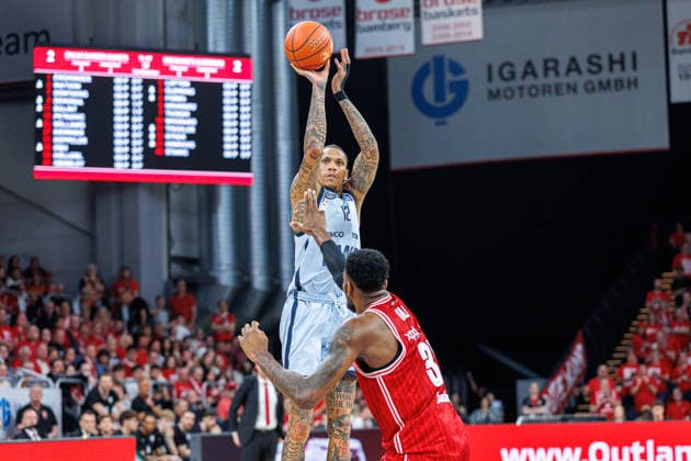 Michale Kyser EWE Baskets Oldenburg, 12 , Ejiofor Onu BMA365 Bamberg Baskets, 35 , BMA365 Bamberg Baskets vs EWE Baskets Oldenburg, Basketball, easyCredit BBL, Matchday 30, 18 04 2026 BMA365 Bamberg Baskets vs EWE Baskets Oldenburg, Basketball, easyCredit BBL, Matchday 30, 18 04 2026 Bamberg Copyright: xEibner-Pressefoto G.xSantemizx EP_EER