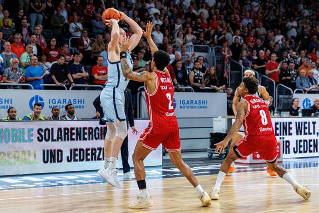 Seth Hinrichs EWE Baskets Oldenburg, 21 , Ibi Watson BMA365 Bamberg Baskets, 02 , BMA365 Bamberg Baskets vs EWE Baskets Oldenburg, Basketball, easyCredit BBL, Matchday 30, 18 04 2026 BMA365 Bamberg Baskets vs EWE Baskets Oldenburg, Basketball, easyCredit BBL, Matchday 30, 18 04 2026 Bamberg Copyright: xEibner-Pressefoto G.xSantemizx EP_EER