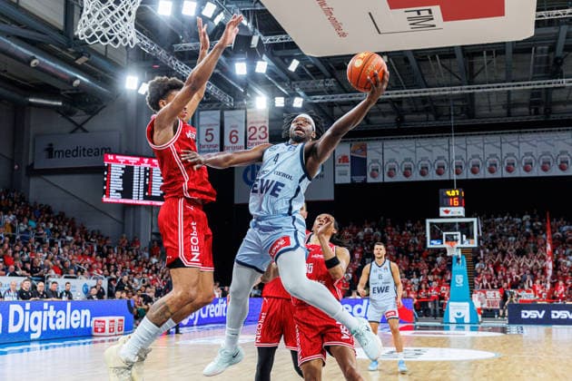 Sport Bilder des Tages Demarcus Demonia (BMA365 Bamberg Baskets, 08), Brian Fobbs (EWE Baskets Oldenburg, 04), BMA365 Bamberg Baskets vs. EWE Baskets Oldenburg, Basketball, easyCredit BBL, 30. Spieltag, 18.04.2026 BMA365 Bamberg Baskets vs. EWE Baskets Oldenburg, Basketball, easyCredit BBL, 30. Spieltag, 18.04.2026 Bamberg *** Demarcus Demonia BMA365 Bamberg Baskets, 08 , Brian Fobbs EWE Baskets Oldenburg, 04 , BMA365 Bamberg Baskets vs EWE Baskets Oldenburg, Basketball, easyCredit BBL, Matchday 30, 18 04 2026 BMA365 Bamberg Baskets vs EWE Baskets Oldenburg, Basketball, easyCredit BBL, Matchday 30, 18 04 2026 Bamberg Copyright: xEibner-Pressefoto G.xSantemizx EP_EER