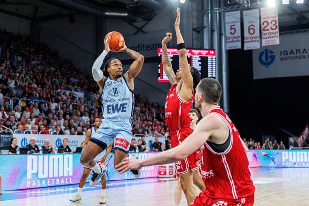 James Woodard EWE Baskets Oldenburg, 10 , Austin Crowley BMA365 Bamberg Baskets, 85 , BMA365 Bamberg Baskets vs EWE Baskets Oldenburg, Basketball, easyCredit BBL, Matchday 30, 18 04 2026 BMA365 Bamberg Baskets vs EWE Baskets Oldenburg, Basketball, easyCredit BBL, Matchday 30, 18 04 2026 Bamberg Copyright: xEibner-Pressefoto G.xSantemizx EP_EER