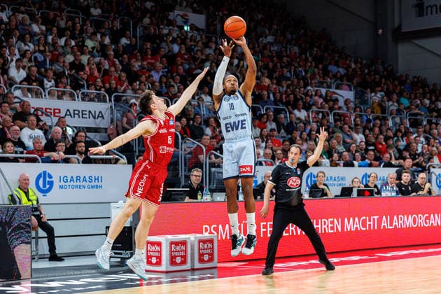 Adrian Petkovic BMA365 Bamberg Baskets, 15 , James Woodard EWE Baskets Oldenburg, 10 , Clemens Fritz Referee , BMA365 Bamberg Baskets vs EWE Baskets Oldenburg, Basketball, easyCredit BBL, Matchday 30, 18 04 2026 BMA365 Bamberg Baskets vs EWE Baskets Oldenburg, Basketball, easyCredit BBL, Matchday 30, 18 04 2026 Bamberg Copyright: xEibner-Pressefoto G.xSantemizx EP_EER