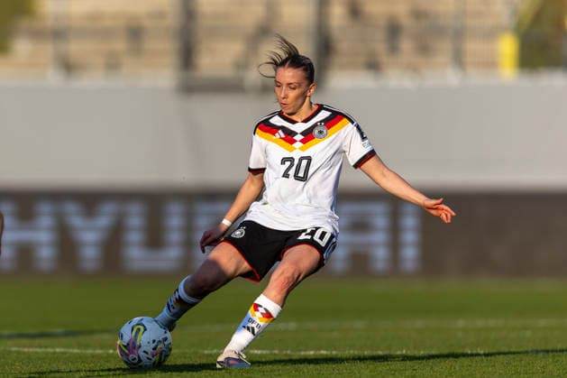 AUT, Ried im Innkreis, Fußball, Frauen WM Qualifikation, 4 Spieltag, Oesterreich vs Deutschland im Bild v l Elisa Senß Germany 20 , Aktion mit Ball 18 04 2026, BWT X Oberoesterreichische Arena Ried im Innkreis UEFA REGULATIONS PROHIBIT ANY USE OF PHOTOGRAPHS AS IMAGE SEQUENCES AND OR QUASI VIDEO, Copyright: HMBxMedia PaulxFritz