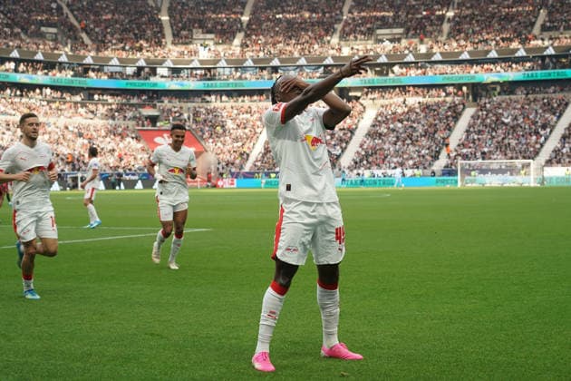 Sport Bilder des Tages Yan Diomande (RB Leipzig, 49) feiert seit Tor zum 0:1 in dem er eine Pistole formt und auf die Fans schiießt - Frankfurt 18.04.2026: Eintracht Frankfurt vs. RB Leipzig, Deutsche Bank Park, 30. Spieltag Bundesliga *** Yan Diomande RB Leipzig, 49 celebrates since scoring 0 1 by forming a pistol and shooting at the fans Frankfurt 18 04 2026 Eintracht Frankfurt vs RB Leipzig, Deutsche Bank Park, Matchday 30 Bundesliga