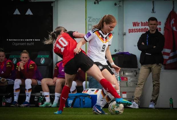14 02 2026, Ried im Innkreis, AUT, On the road in Upper Austria, Football, FIFA World Cup Qualification Women, Austria vs. Germany, in the picture Eilleen Campbell, AUT, Lea Schüller,