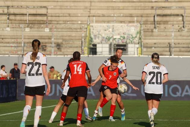14 02 2026, Ried im Innkreis, AUT, On the road in Upper Austria, Football, FIFA World Cup Qualification Women, Austria vs. Germany, in the picture Julia Hickelsberger, Melanie Brunntaler, AUT, Elisa Senß, DFB,