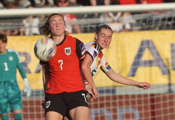 14 02 2026, Ried im Innkreis, AUT, On the road in Upper Austria, Football, FIFA World Cup Qualification Women, Austria vs. Germany, in the picture Marina Hegering, Melanie Brunntaler, AUT,