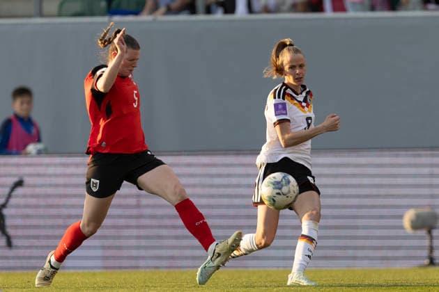 AUT, Ried im Innkreis, Fußball, Frauen WM Qualifikation, 4 Spieltag, Oesterreich vs Deutschland im Bild v l Claudia Wenger Austria 05 , Vivien Endemann Germany 08 , Zweikampf 18 04 2026, BWT X Oberoesterreichische Arena Ried im Innkreis UEFA REGULATIONS PROHIBIT ANY USE OF PHOTOGRAPHS AS IMAGE SEQUENCES AND OR QUASI VIDEO, Copyright: HMBxMedia PaulxFritz