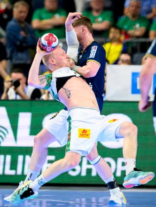 l r Magnus SAUGSTRUP SCM , Johannes Wasielewski BHC action, duel, semi-final, Bergischer HC BHC SC Magdeburg SCM , on 18 04 2026 Handball DHB Pokal Final4, from 18 04 19 04 2026 in Cologne Germany Lanxess Arena