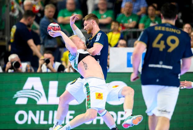 l r Magnus SAUGSTRUP SCM , Johannes Wasielewski BHC action, duel, semi-final, Bergischer HC BHC SC Magdeburg SCM , on 18 04 2026 Handball DHB Pokal Final4, from 18 04 19 04 2026 in Cologne Germany Lanxess Arena