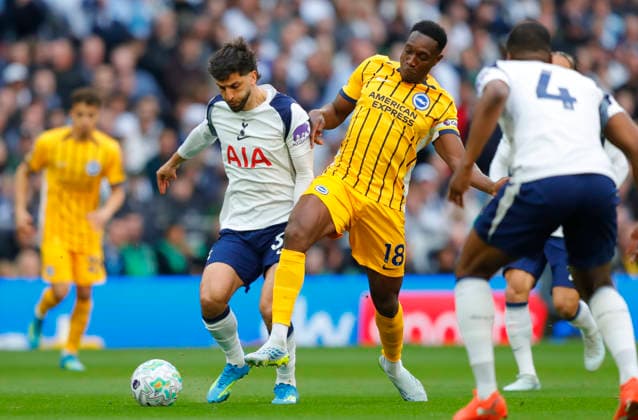 Tottenham v Brighton, London, UK - 18 Apr 2026 Rodrigo Bentancur of Tottenham Hotspur battles for the ball with Danny Welbeck of Brighton and Hove Albion during the Premier League match between Tottenham and Brighton and Hove Albion at the Tottenham Hotspur stadium, London on 18 April 2026 ( London Tottenham Hotspur Stadium London England Copyright: xTomxCusden PPAUKx PPA-266717