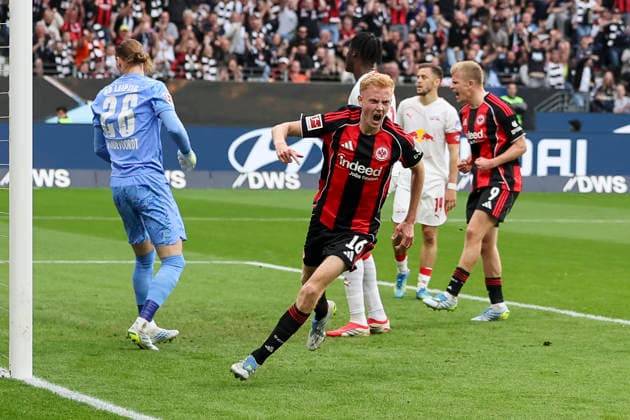 Sport Bilder des Tages Torjubel bei Hugo Larsson (Eintracht Frankfurt, 16) nach seinem Tor zum 1:1 , Deutschland, Fussball, 1. Bundesliga, 30.Spieltag, 2025 2026, Eintracht Frankfurt vs. RB Leipzig, 18.04.2026, Frankfurt am Main Deutsche-Bank-Park Deutschland *** Goal celebration at Hugo Larsson Eintracht Frankfurt, 16 after his goal for 1 1 , Germany, Football, 1 Bundesliga, Matchday 30, 2025 2026, Eintracht Frankfurt vs RB Leipzig, 18 04 2026, Frankfurt am Main Deutsche Bank Park Germany Copyright: xGrantxHubbsx
