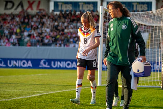 AUT, Ried im Innkreis, Fußball, Frauen WM Qualifikation, 4 Spieltag, Oesterreich vs Deutschland im Bild v l Vivien Endemann Germany 08 , verletzt , verlaesst das Feld mit Bandage am Knie 18 04 2026, BWT X Oberoesterreichische Arena Ried im Innkreis UEFA REGULATIONS PROHIBIT ANY USE OF PHOTOGRAPHS AS IMAGE SEQUENCES AND OR QUASI VIDEO, Copyright: HMBxMedia PaulxFritz