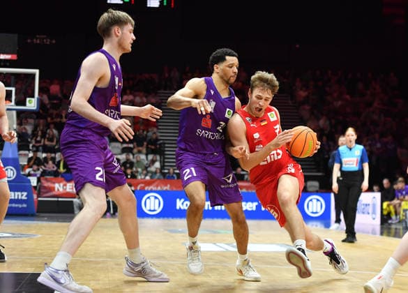 Sport Bilder des Tages 18.04.2026 - Basketball - Saison 2025 2026 - 2. Bundesliga Pro-A - 12. Spieltag: Nürnberg Falcons Basketball Club NBC - BG Göttingen - OGo - xogox - Zach Jackson (21, BG Göttingen ) Christian Feneberg (7, Nürnberg Falcons BC NBC ) *** 18 04 2026 Basketball Season 2025 2026 2 Bundesliga Pro A 12 Matchday Nuremberg Falcons Basketball Club NBC BG Göttingen OGo xogox Zach Jackson 21, BG Göttingen Christian Feneberg 7, Nuremberg Falcons BC NBC