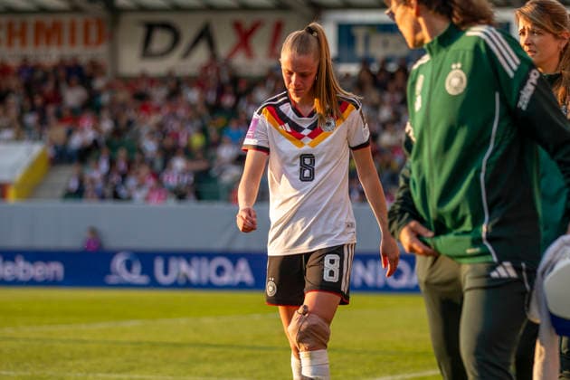 AUT, Ried im Innkreis, Fußball, Frauen WM Qualifikation, 4 Spieltag, Oesterreich vs Deutschland im Bild v l Vivien Endemann Germany 08 , verletzt, mit enttaeuschter Mimik, mit Bandage am Knie 18 04 2026, BWT X Oberoesterreichische Arena Ried im Innkreis UEFA REGULATIONS PROHIBIT ANY USE OF PHOTOGRAPHS AS IMAGE SEQUENCES AND OR QUASI VIDEO, Copyright: HMBxMedia PaulxFritz