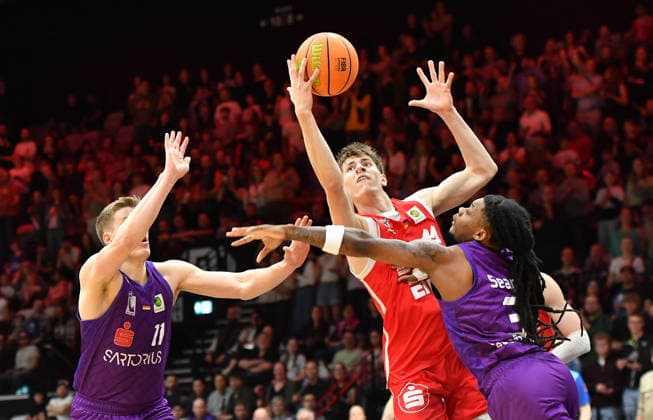 18 04 2026 Basketball Season 2025 2026 2 Bundesliga Pro A 12 Matchday Nuremberg Falcons Basketball Club NBC BG Göttingen OGo xogox Robin Lodders 11, BG Göttingen Lars Lenke 11, Nuremberg Falcons BC NBC Jordan Sears 3, BG Göttingen