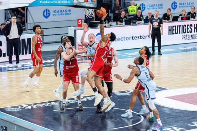 Zachary Ensminger BMA365 Bamberg Baskets, 01 , Seth Hinrichs EWE Baskets Oldenburg, 21 , Ibi Watson BMA365 Bamberg Baskets, 02 , BMA365 Bamberg Baskets vs EWE Baskets Oldenburg, Basketball, easyCredit BBL, Matchday 30, 18 04 2026 BMA365 Bamberg Baskets vs EWE Baskets Oldenburg, Basketball, easyCredit BBL, Matchday 30, 18 04 2026 Bamberg Copyright: xEibner-Pressefoto G.xSantemizx EP_EER