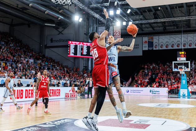 Ejiofor Onu BMA365 Bamberg Baskets, 35 , Michale Kyser EWE Baskets Oldenburg, 12 , BMA365 Bamberg Baskets vs EWE Baskets Oldenburg, Basketball, easyCredit BBL, Matchday 30, 18 04 2026 BMA365 Bamberg Baskets vs EWE Baskets Oldenburg, Basketball, easyCredit BBL, Matchday 30, 18 04 2026 Bamberg Copyright: xEibner-Pressefoto G.xSantemizx EP_EER