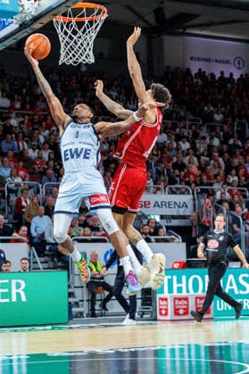 Kyle Lofton EWE Baskets Oldenburg, 00 , Demarcus Demonia BMA365 Bamberg Baskets, 08 , BMA365 Bamberg Baskets vs EWE Baskets Oldenburg, Basketball, easyCredit BBL, Matchday 30, 18 04 2026 BMA365 Bamberg Baskets vs EWE Baskets Oldenburg, Basketball, easyCredit BBL, Matchday 30, 18 04 2026 Bamberg Copyright: xEibner-Pressefoto G.xSantemizx EP_EER