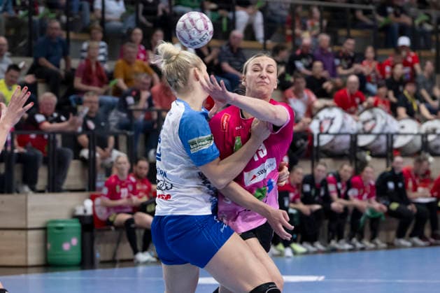 Handball Bundesliga Women,HBF, Season 2025 2026 SV Union Halle Neustadt vs Sport Union Neckarsulm, Matchday 1 Halle, Germany April 18, 2026 In the picture from left Kim Hinkelmann Neckarsulm and Lea Gruber Halle Halle Saale SWH Arena Sachsen Anhalt Germany